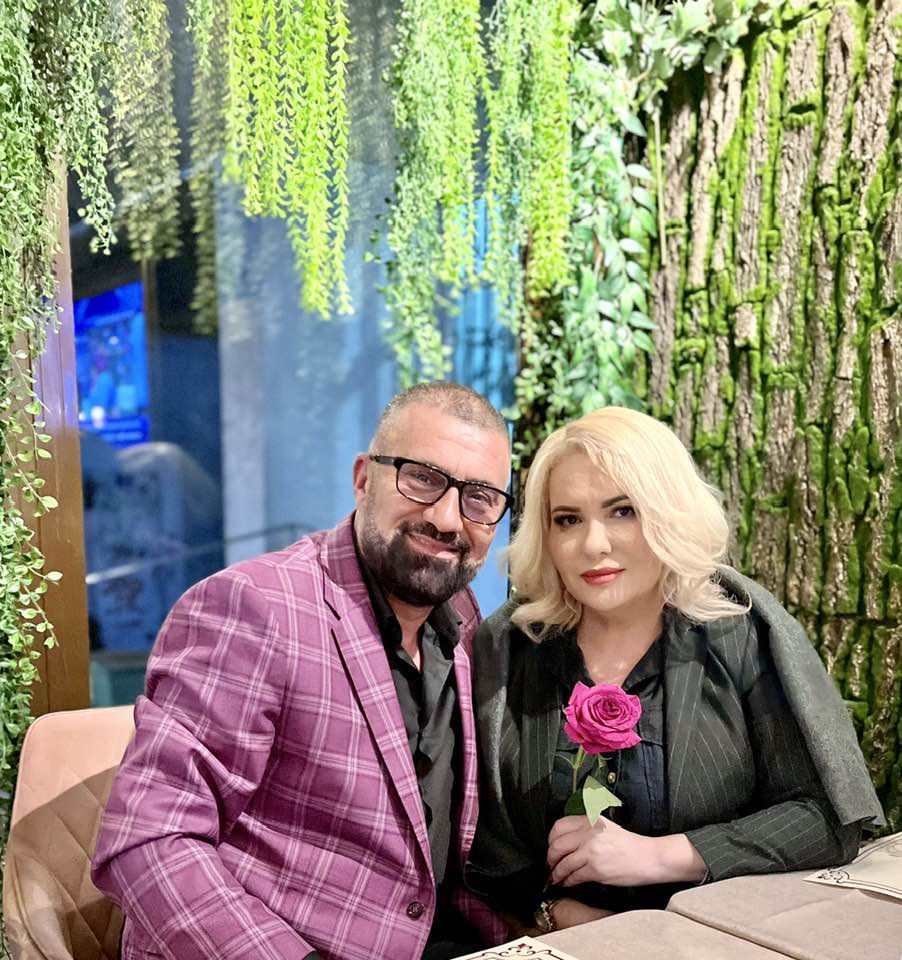 Ioniță de la Clejani la masa unui restaurant alături de soția sa, Viorica de la Clejani, care ține un trandafir roz în mână