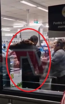 Bărbat, prins în timp ce încerca să fure cafea și ciocolată dintr-un supermarket din Maramureș. Angajații l-au imobilizat până la venirea poliției