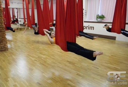 poza aerial yoga