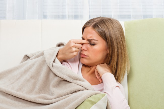 femeie cu durere de sinusuri