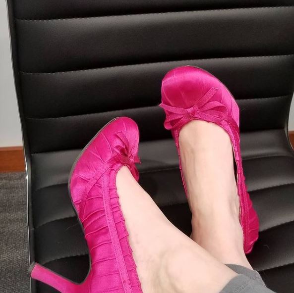 Imagine cu pantofi roz cu vârf rotund 