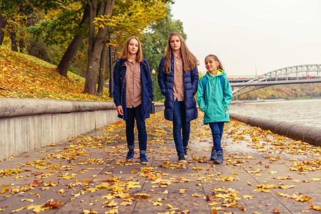 Imagine cu trei fete care se plimbă în parc
