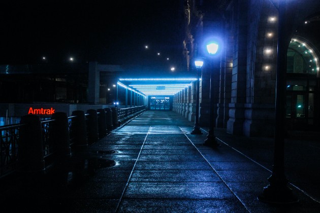 Imagine cu o stradă în timpul nopții