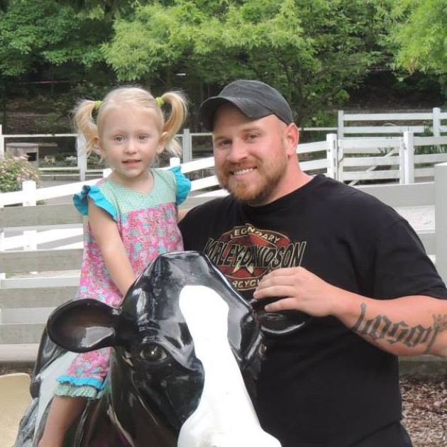 Imagine cu Steven și fetița sa pe o vaca de plastic