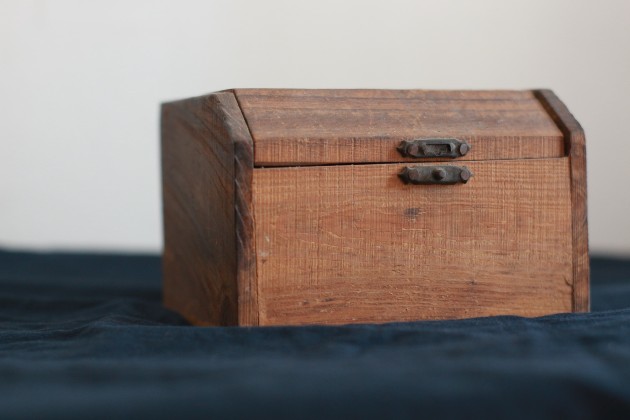 Imagine cu o cutie veche din lemn