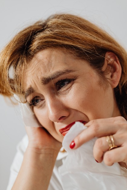 Imagine cu o femeie care plânge