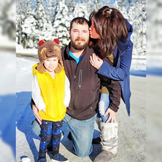 Imagine cu Jessica Marie Michelle alături de soțul ei și de copilul lor, iarna