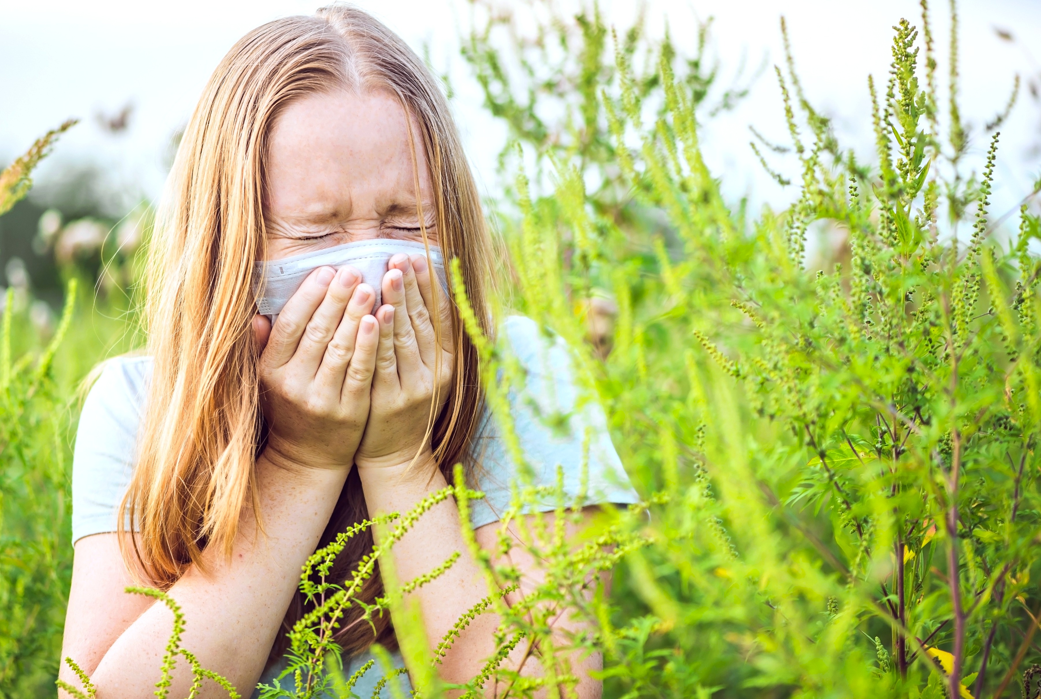 Femeie care stranuta de la alergia la ambrozie