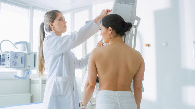 Femeie in timpul unei mamografii