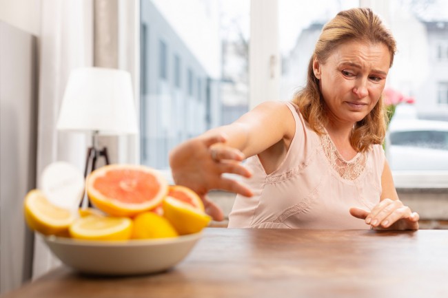 Femeie care refuza grapefruit