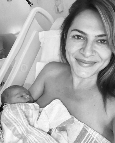 Alexandra Nechita cu baietelul nou nascut in brate, in spital