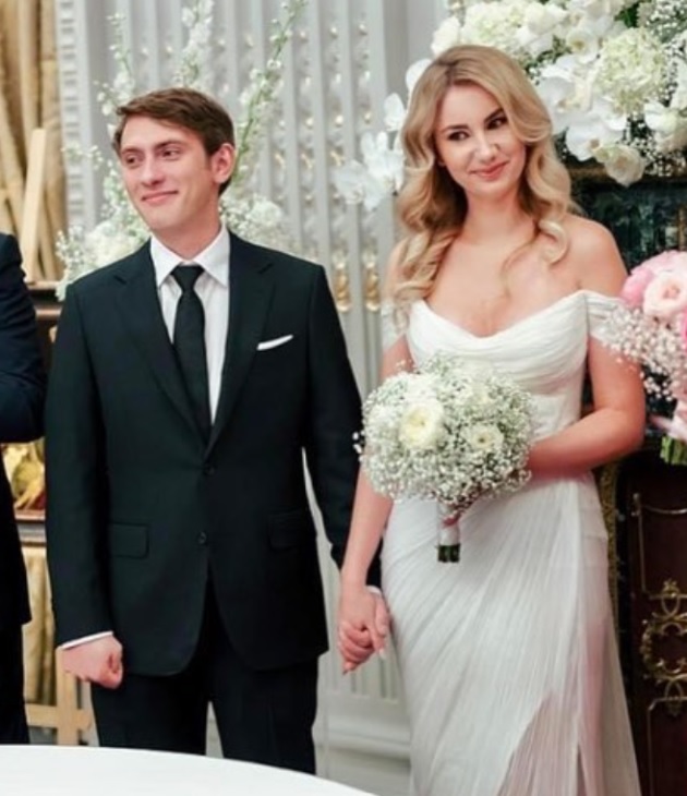 Fiul Gabrielei Firea alături de soția lui Eva Emilie, la nunta lor, ținându-se de mână