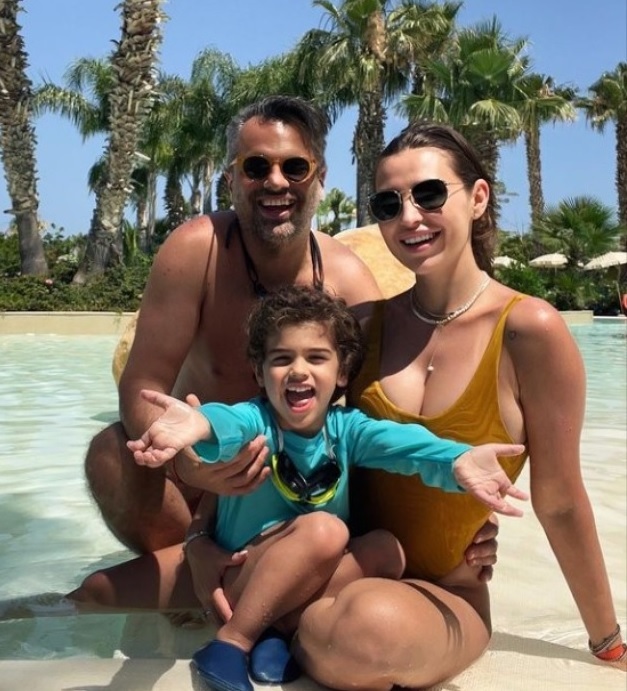 Roxana Blagu alături de partenerul ei Andrei Badiu și copilul lor Sasha într-un loc exotic