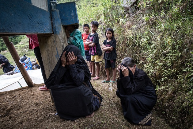 Femei din satul Tana Toraja care își plâng morții 