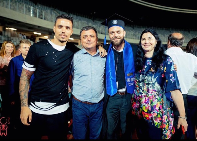 Adrian Rus alături de mama și tatăl său, la festivitatea fratelui său