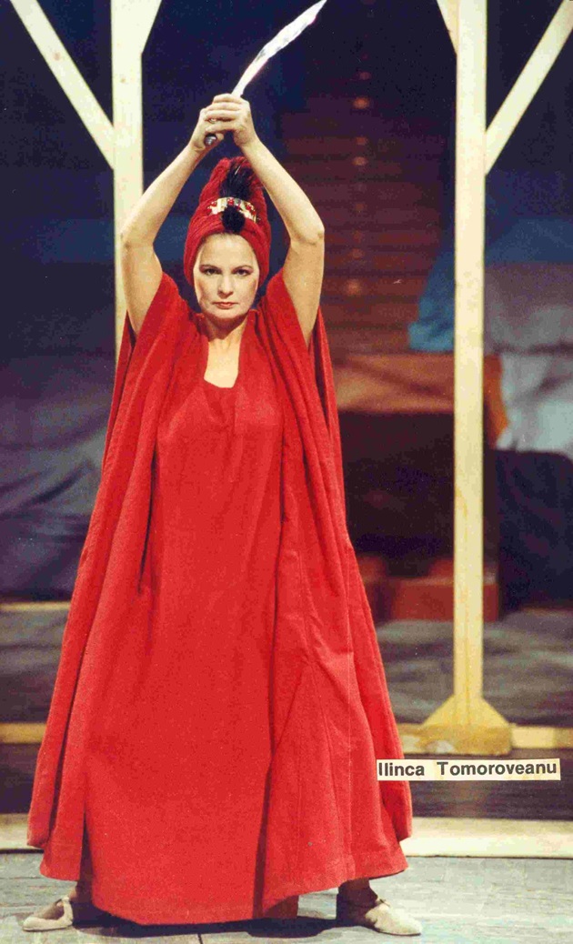 Ilinca Tomoroveanu in timpul unei prestații pe scena de teatru, într-o rochie roșie