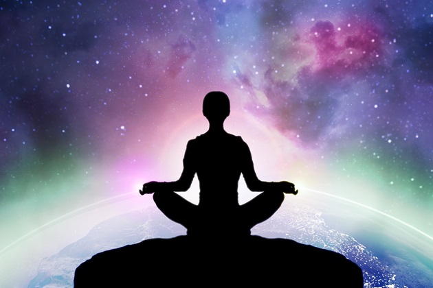 umbra neagră cu o persoană care face yoga având în fundal un univers colorat