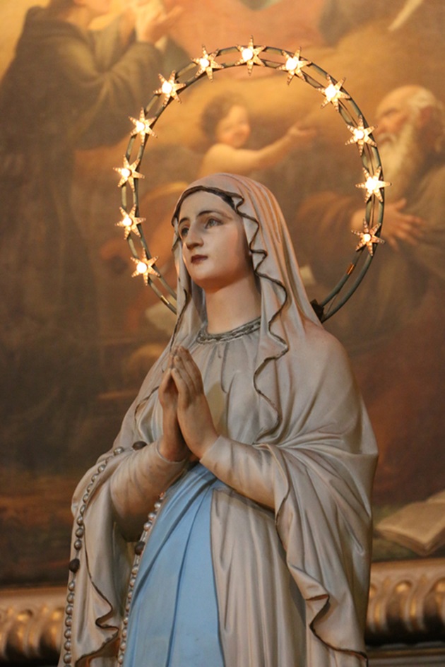 Icoana Fecioarei Maria având o cunună cu 12 stele pe cap