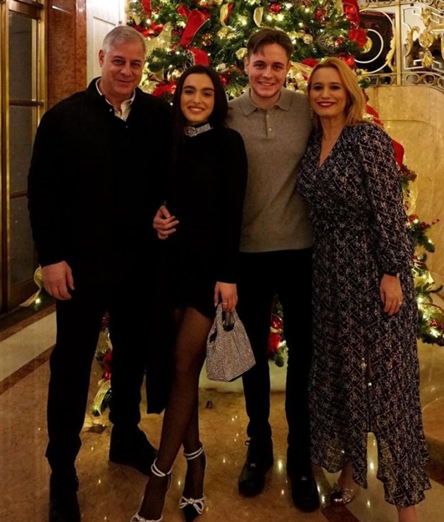 poză de crăciun cu familia Eram în fața unui brad uriaș