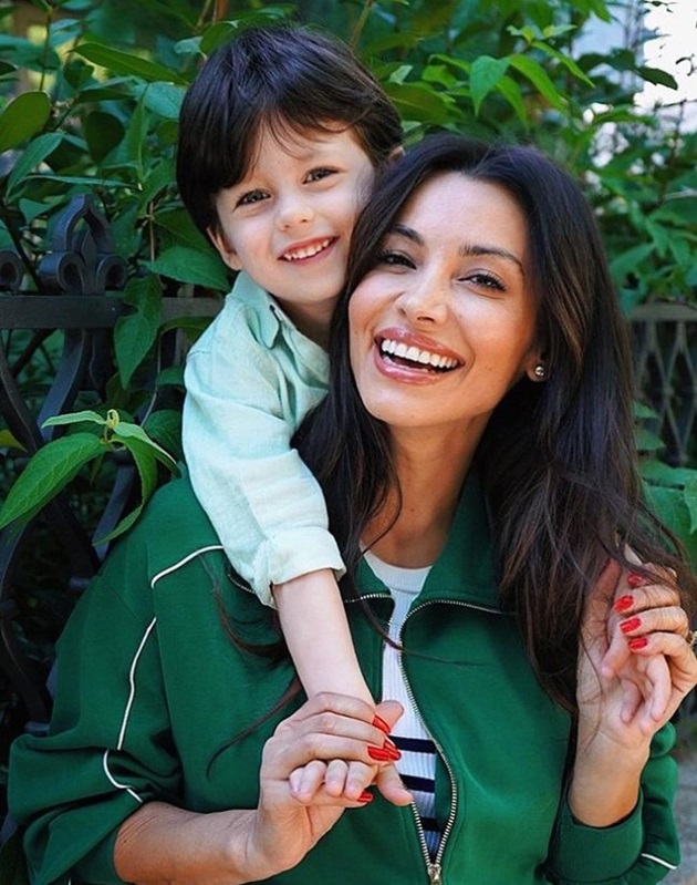 Lili Sandu alături de fiul ei Thomas, zâmbind în timp ce se îmbrățișează 
