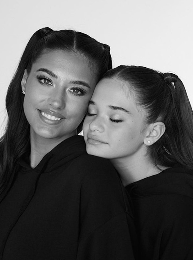 Poză alb negru cu Antonia și fiica ei Maya