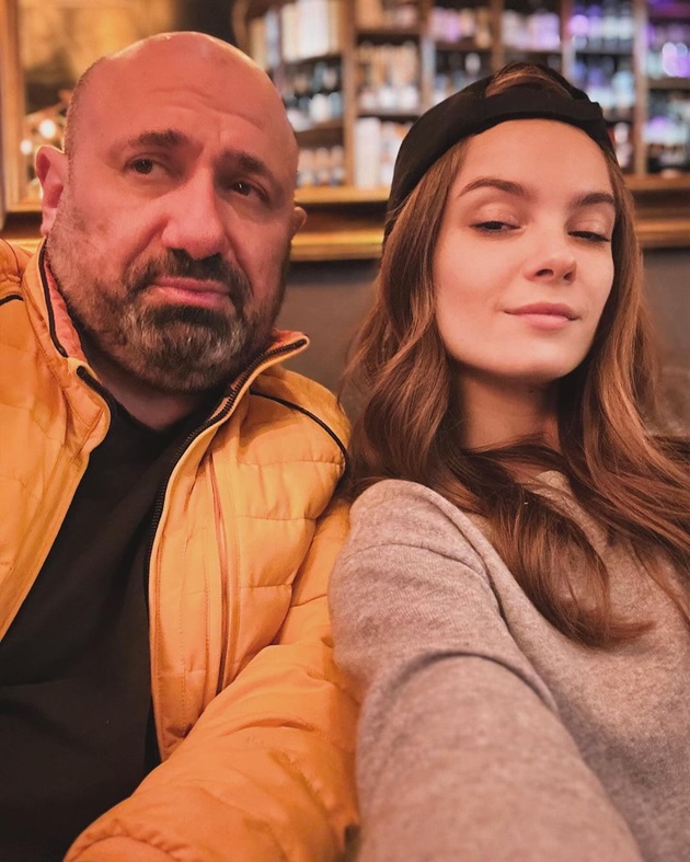 Chef Scărlătescu si Doina Teodoru, selfie la masa unui local