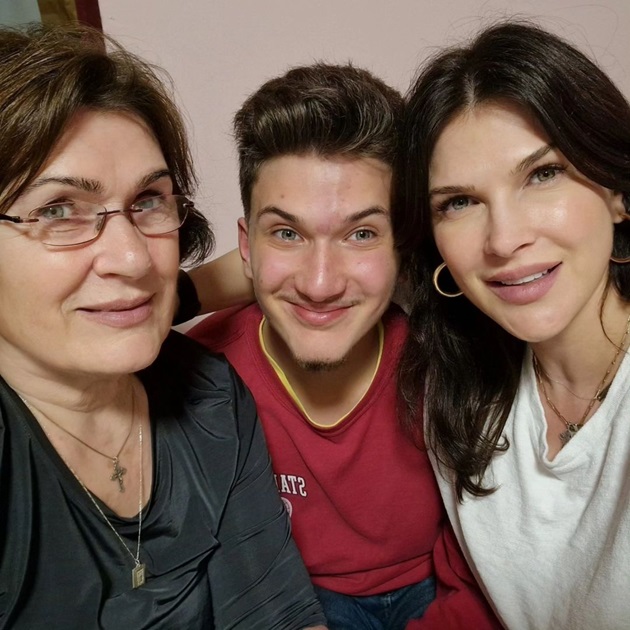 Monica Bîrlădeanu, fratele său și mama lor