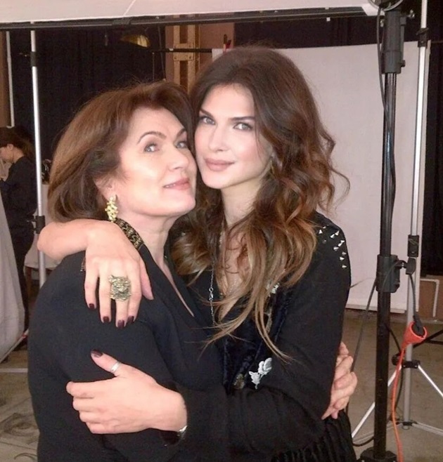 Monica Birlădeanu și mama ei, îmbrățișându-se