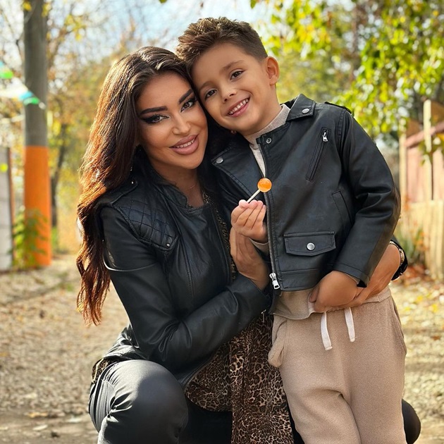 Elena Ionescu îmbrățișându-și fiul de 5 ani care are în mână o bomboană pe băț