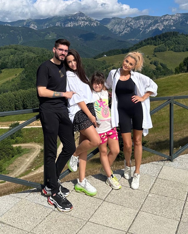 Emilia Ghinescu alături de cei trei copii ai săi, în fața unei priveliști de munte