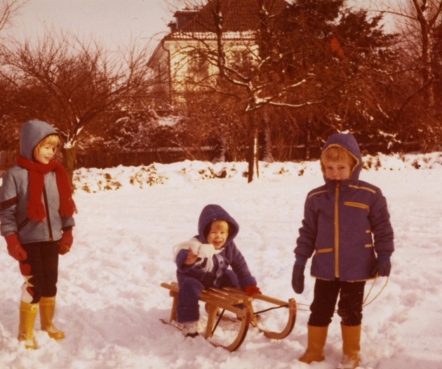 Poză cu Claudia Schiffer si frații săi, jucându-se în zăpadă și dându-se cu sania