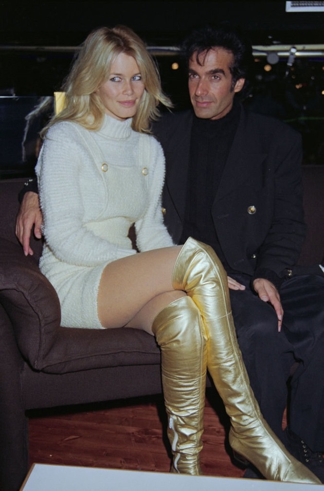 Claudia Schiffer îmbrăcată într-o rochie albă și cizme aurii, alături de iubitul ei de la vremea aceea, David Copperfield