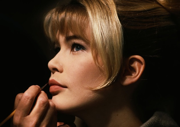 Portret din profil cu Claudia Schiffer în timp ce un make-up artist o dă cu ruj