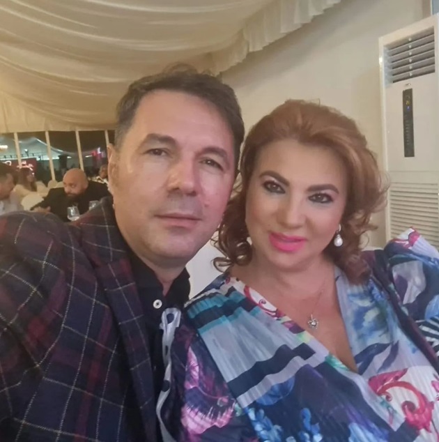 selfie cu Mihaela Borcea și Sorin Rap stând la masa unui restaurant