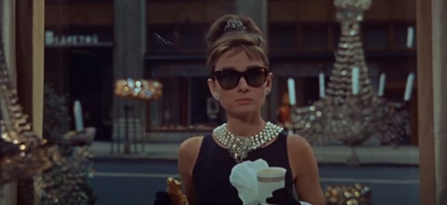 captura Mic Dejun la Tifanny cu Audrey Hepburn in rochie Givenchy