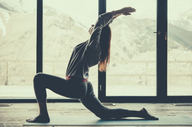 femeie care face yoga