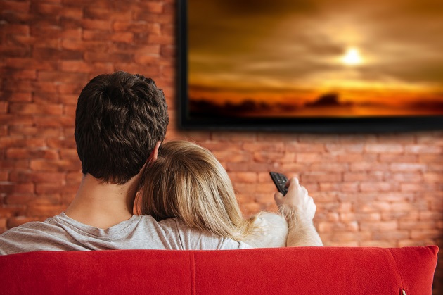 cuplu care se uita la televizor 