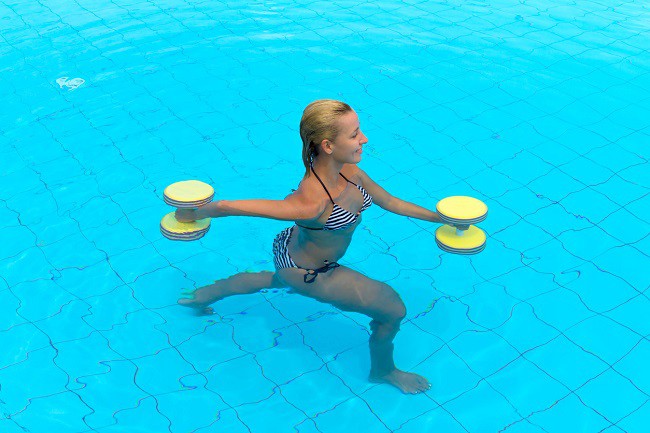 fata care face aerobic in apa