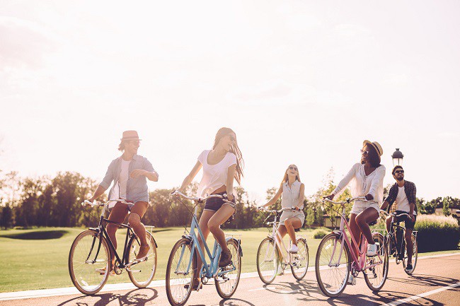 prieteni care merg cu bicicleta