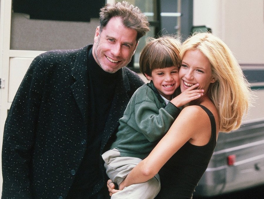 John Travolta împreună cu soția sa Kelly Preston și fiul lor cel mare Jett.
