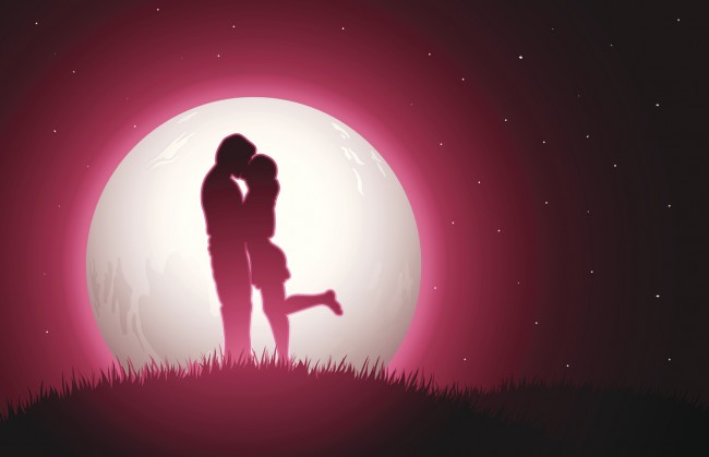 cuplu care se saruta sub clar de luna