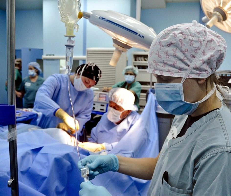 comoția cerebrală-echipă de doctori care realizează o intervenție chirurgicală