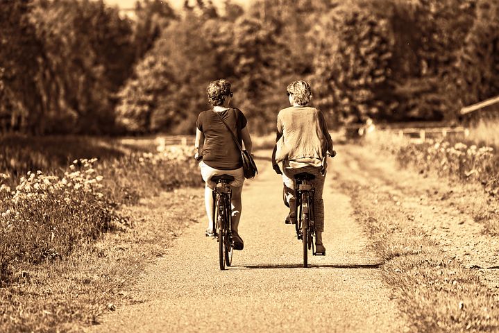 Gânduri frumoase pentru prieteni-două femei pe bicicletă