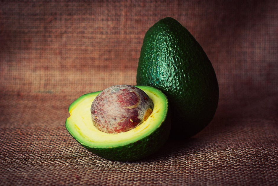 lista-fructe-exotice-avocado