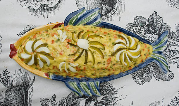 Salată de boeuf așezată pe o farfurie în formă de pește