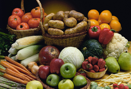 Fructe și legume aranjate pe o masă