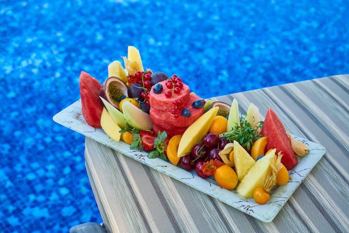 Platou cu fructe la piscină