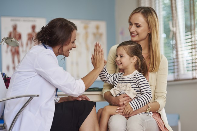 medic care consultă un copil