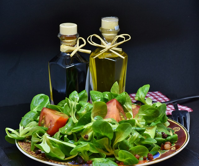 Salată de busuioc, roșii și ulei
