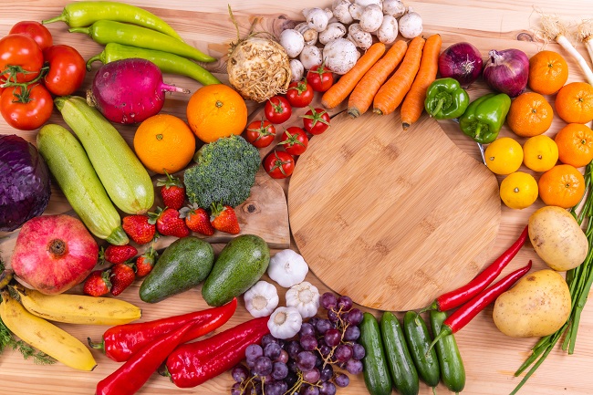 Fructe și legume așezate pe o masă, ilustrație mâncare sănătoasă.